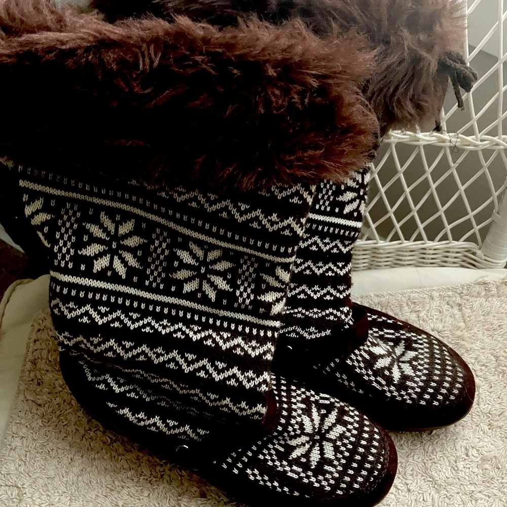 Under the knee boots. Warm knitted and faux suede upper with faux fur trim.